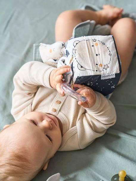 Cube D'activités à Suspendre CÉLESTE Bleu - Vertbaudet 2 Cube D'activités à Suspendre CÉLESTE Bleu - Vertbaudet – Image 2