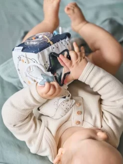 Cube D'activités à Suspendre CÉLESTE Bleu - Vertbaudet 9 Cube D'activités à Suspendre CÉLESTE Bleu - Vertbaudet -Baby Dreams Soldes cube dactivites a suspendre celeste 3